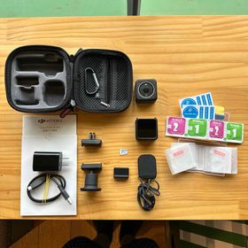ディージェイアイ(DJI)のDJI Action 2 アクションカメラ 本体とアクセサリー メモリーカード付(コンパクトデジタルカメラ)