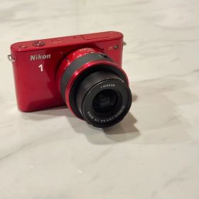〔即日発送可〕プレゼントアリ‼️Nikon 1 J1 レッド ミラーレスカメラ
