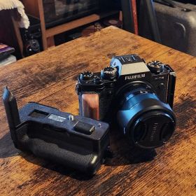 Fujifilm X-T4 カメラ本体 XF18-55mmレンズ箱と付属品付き