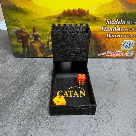 カタンファン必見！折りたたみ式ロゴ付きダイスタワー