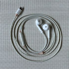 アップル(Apple)のEarPods（Lightningコネクタ）①(ヘッドフォン/イヤフォン)