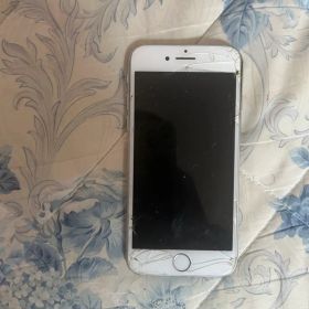 iPhone 8 シルバー 本体 ひび割れあり ジャンク品