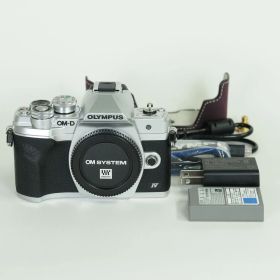 [難あり品 | シャッター数4,450回｜ボディケース付] OLYMPUS OM-D E-M10 Mark IV [ボディ シルバー] | マイクロフォーサーズマウント