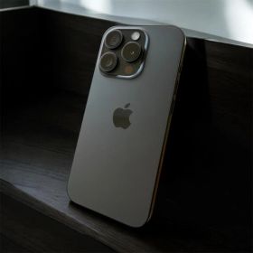 Apple iPhone 15 Pro ブラックチタニウム 本体