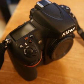 D800 メルカリの新品＆中古最安値 | ネット最安値の価格比較 プライス