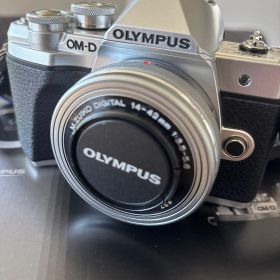 OLYMPUS OM-D E-M10 Mark III 本体とレンズ付き