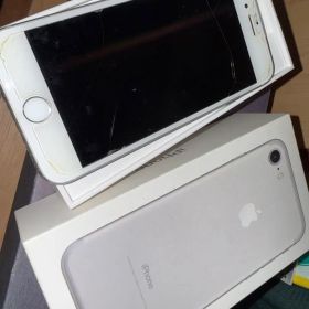 Apple iPhone 7 シルバー 本体 128gb