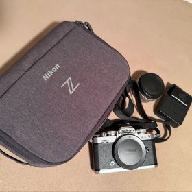 《美品》Nikon Z fc ミラーレス一眼カメラシルバー レンズ、ケース付き