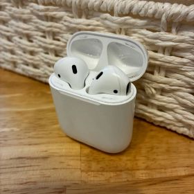 【中古全付】AirPods（第2世代）MV7N2J/A ケース付き AirPods 第2世代 MV7N2J/A (充電ケース付き) 新品 3,040円 中古