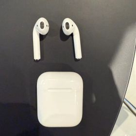 AirPods 第2世代 MV7N2J/A (充電ケース付き) 新品 3,040円 中古