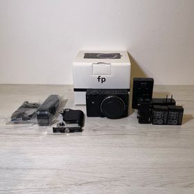 シグマ(SIGMA)のSIGMA fp ボディ フルサイズミラーレス一眼カメラ(ミラーレス一眼)