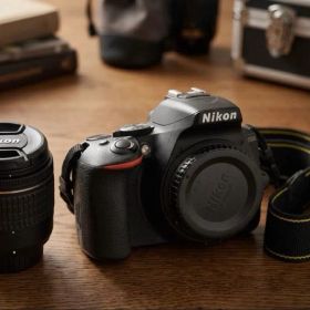 Nikon D5600 デジタル一眼レフカメラ