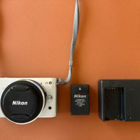 ジャンクNikon 1 J1 シルバー ミラーレスカメラ