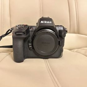【極美品】Nikon Z 8 ミラーレス一眼 本体