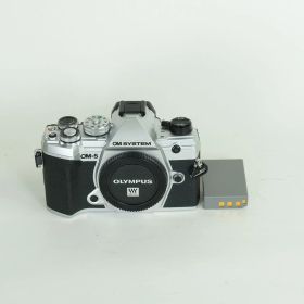 [美品 | シャッター数3,035回] OM SYSTEM OM-5 [ボディ シルバー] | マイクロフォーサーズマウント