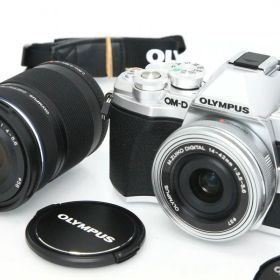 【中古】【美品】オリンパス OM-D E-M10 Mark III EZダブルズームキット [シルバー]（センサー清掃済み） CA01-R5541-3V1B OLYMPUS マイクロフォーサーズ 5軸手ブレ補正 EVF 標準ズーム 望遠ズーム レンズ付き セット 中古