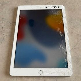 Apple iPad 第6世代 本体 ジャンク品 画面割れ