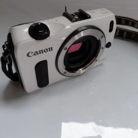 美品 完動品 Canon キャノン EOS M 初代 デジカメ ミラーレス一眼