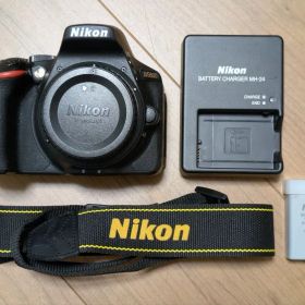 Nikon Ｄ5600 ボディ バッテリー & 充電器