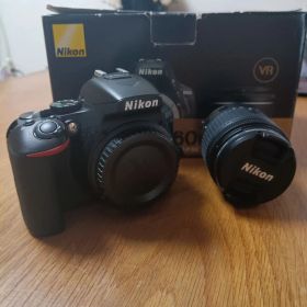 nikon D5600 18-55mm VR Kit 一眼レフ 首掛け付き
