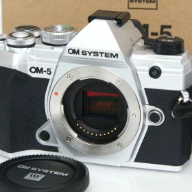 【中古】【美品】OMシステム OM SYSTEM OM-5 ボディ [シルバー] CA01-R5625-2P4 OMSYSTEM ミラーレス マイクロフォーサーズマウント 手ブレ補正 4K対応