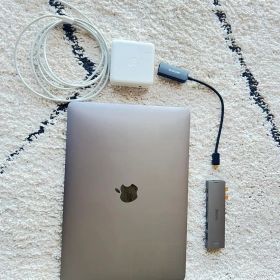 Macbook pro 2017 13 inch 256 gb