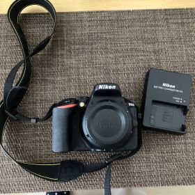 Nikon D5600 デジタル一眼レフ 本体 2個のレンズ付き 三脚つき