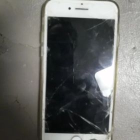 iPhone 8 ホワイト起動可画面割れジャンク