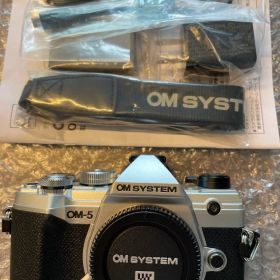 美品OM SYSTEM OM-5 本体 シルバー ミラーレス一眼