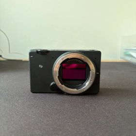 SIGMA fp 本体 ミラーレス一眼カメラ