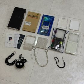 美品箱付き ホワイト備品多数！motorola razr 60
