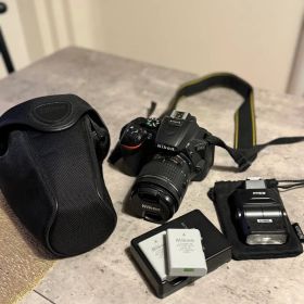 Nikon D5600 本体 レンズ ストロボセット 電池＋1個付き