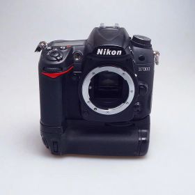 【中古】 (ニコン) Nikon D7000 + MB-D11【中古カメラ デジタル一眼】 ランク：B-