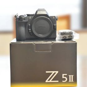 Nikon z5 ii 本体 ミラーレス一眼 元箱と保証書あり