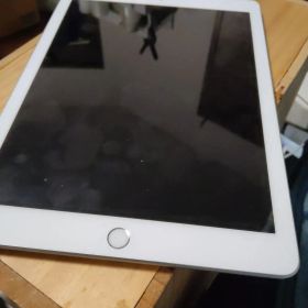 Apple iPad シルバー 第6世代