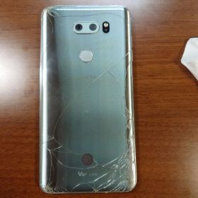 docomo LG V30 シルバー 本体 画面割れ