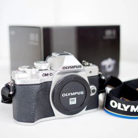 OLYMPUS OM-D E-M10 Mark III ボディ シルバー