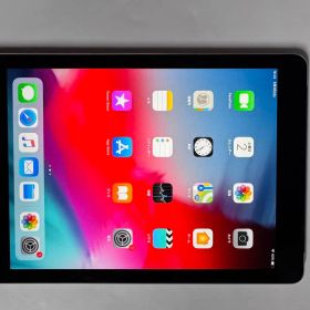 ￼ iPad (第6世代) Wi-Fi + Cellularモデル
