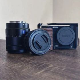 Sony ZV-E10 ミラーレス一眼カメラとレンズフロントキャップ