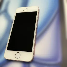Apple iPhone SE(第1世代) 新品¥3,229 中古¥3,800 | 新品・中古の