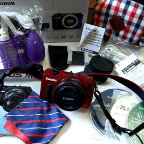 Canon EOS M カメラ本体、レッド レンズキット