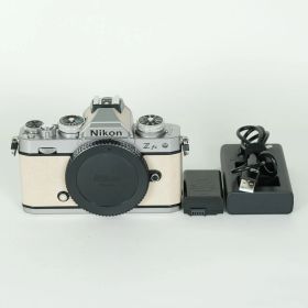 [良品 | シャッター数22,622回] Nikon Z fc ボディ シルバー プレミアムエクステリア張替済み | Nikon Zマウント