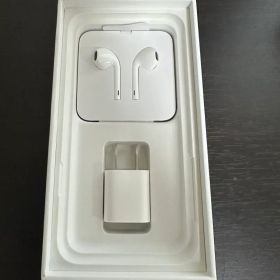 Phone Xs 付属品。EarPods USB 電源アダプタ。