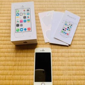 Apple iPhone 5s (16GB) シルバー 本体 (ケース付き)