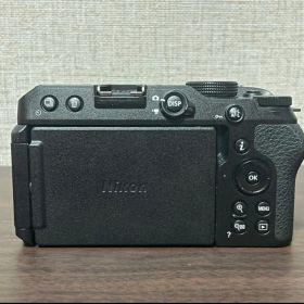 ミラーレス一眼Nikonz30・レンズDX16-50 （レザーネックストラップ付