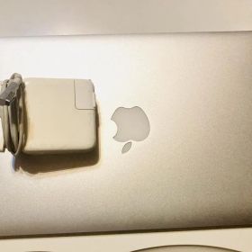 【動作良好】MacBook Air 11インチ（純正充電器付き）