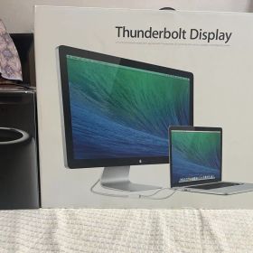 Apple Mac Pro 本体とThunderbolt display
