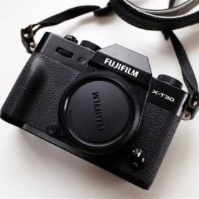 新品同様状態 FUJIFILM X-T30 ミラーレス一眼カメラ 本体