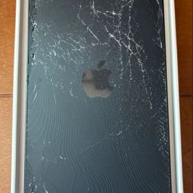 iPhone16e ブラック 128GB 背面割れ ジャンク品