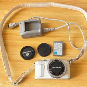 【超美品】【ミラーレス一眼】OLYMPUS PEN E-PL10本体レンズキット